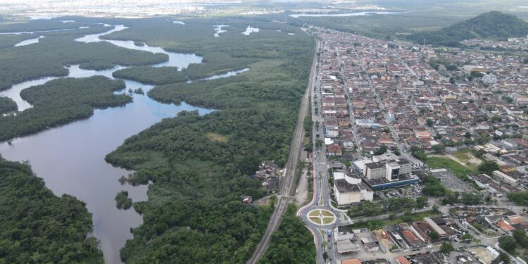 Caminhoneiro é sequestrado após ir a mercado e tem contas esvaziadas em cativeiro em SP