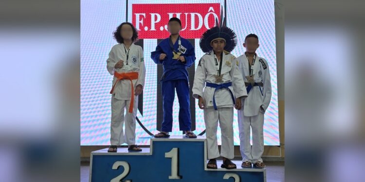 Menino indígena que percorre cerca de 16 km para treinar conquista 3º lugar em torneio regional: 'Me sinto orgulhoso'