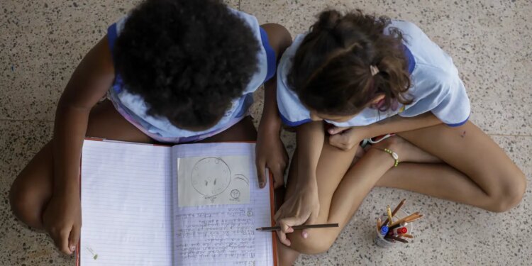 Metade dos estudantes não vê debate antirracista na escola, diz estudo