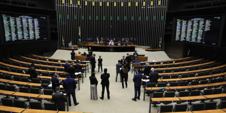Minirreforma eleitoral reduz controle de gastos partidários; entenda