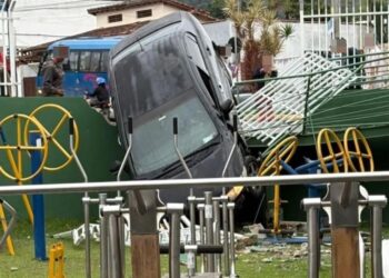 Carro perde o controle, derruba grades e invade área de academia ao ar de livre em Ilhabela