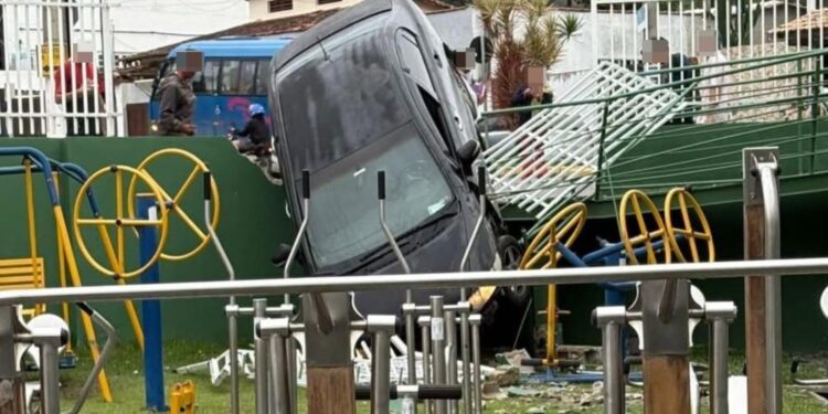 Carro perde o controle, derruba grades e invade área de academia ao ar de livre em Ilhabela