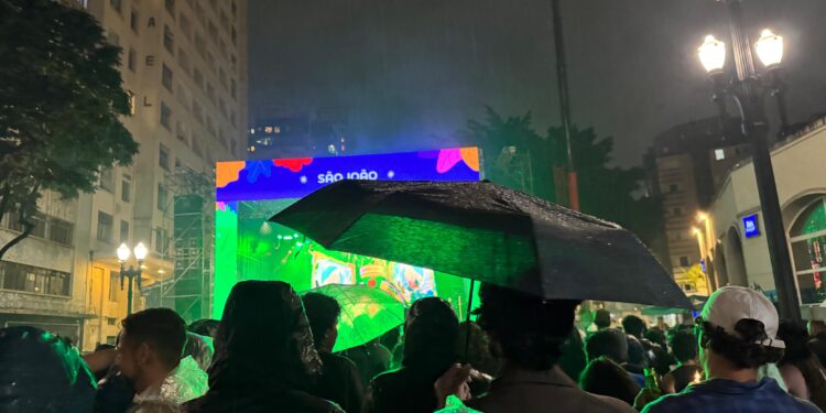 Sob chuva e frio de 16ºC, público lota Centro de SP no 1º dia da Virada Cultural; cultura do Pará domina madrugada