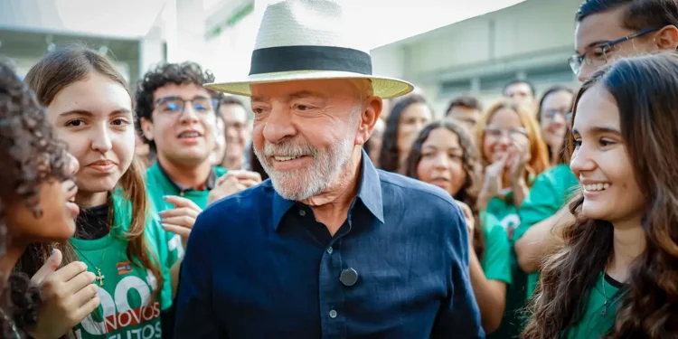 "Quem tinha que aumentar a taxa seríamos nós", diz Lula sobre EUA
