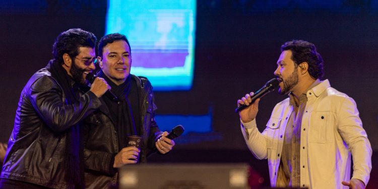 João Bosco e Vinícius recebem Gusttavo Lima e palco literalmente pega fogo em Americana